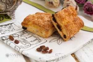«Слойка» с изюмом