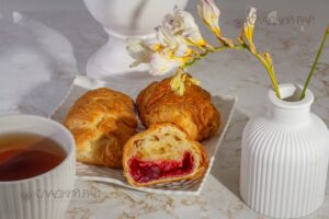 «Слойка» с начинкой (вишня)