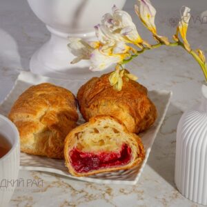 «Слойка» с начинкой (вишня)