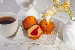Кекс нежный с начинкой со вкусом клубники
