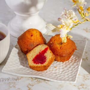 Кекс нежный с начинкой со вкусом клубники