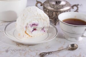 Рулет меренговый (воздушный) «Черничный»
